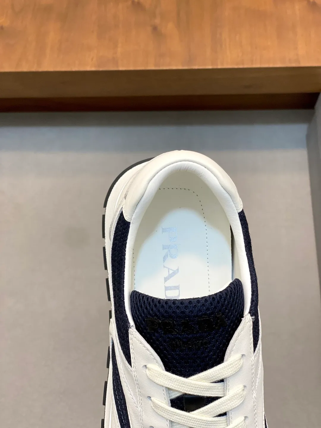 Men's shoes 💰740 Prada men's new lace-up sports and casual shoes. This upper is made of imported calfskin stitching. The tongue is P's classic bronzing lougou. The lining is made of calfskin for the feet. The outsole is made of non-slip sports exclusive rubber outsole with logo. It feels good on the foot. It is fashionable and fashionable. It has a standard sports version and looks very good on the foot! Comes with original box and dust bag! L leather shoe size: 39/40/41/42/43/44 original box packaging + dust bag